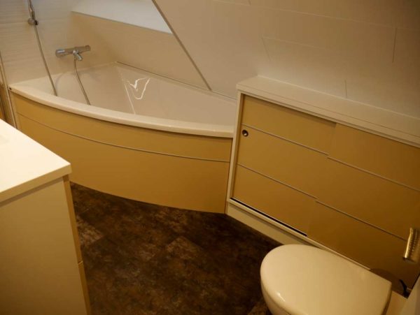 baignoire d'angle placard sous-rampant WC suspendus